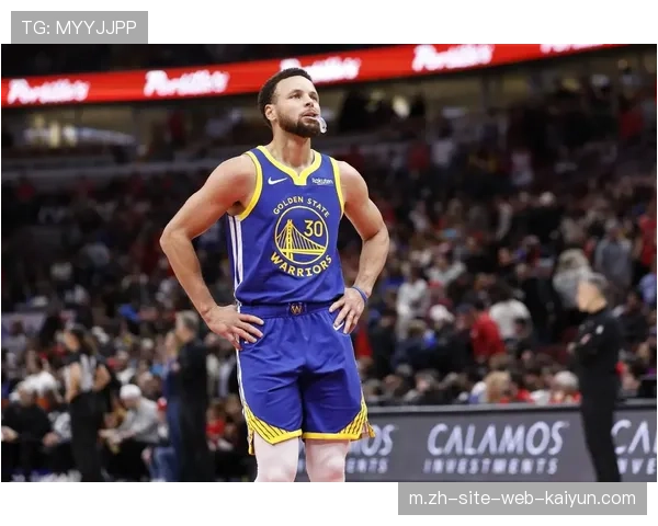 库里因伤缺席本届赛事 场边观战神情轻松 库里因伤缺席本届赛事 场边观战神情轻松